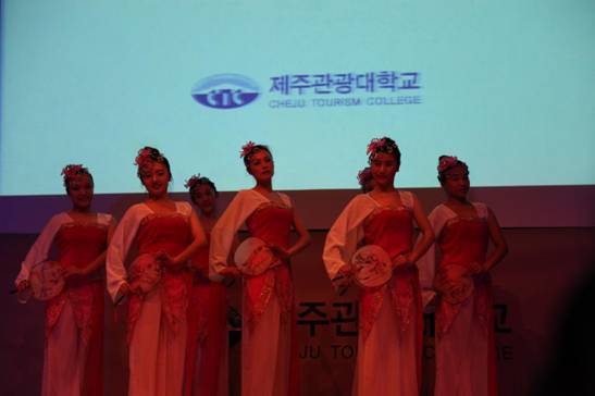 2012年，我院代表团赴韩国济州观光大学演出